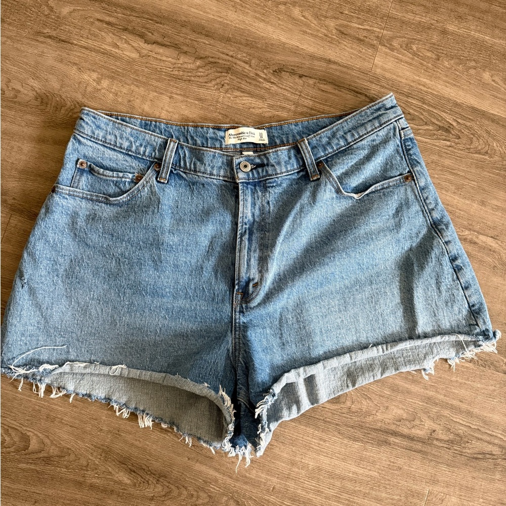 Abercrombie Curve Love 90s High Rise Cutoff Shorts 16 / 33
